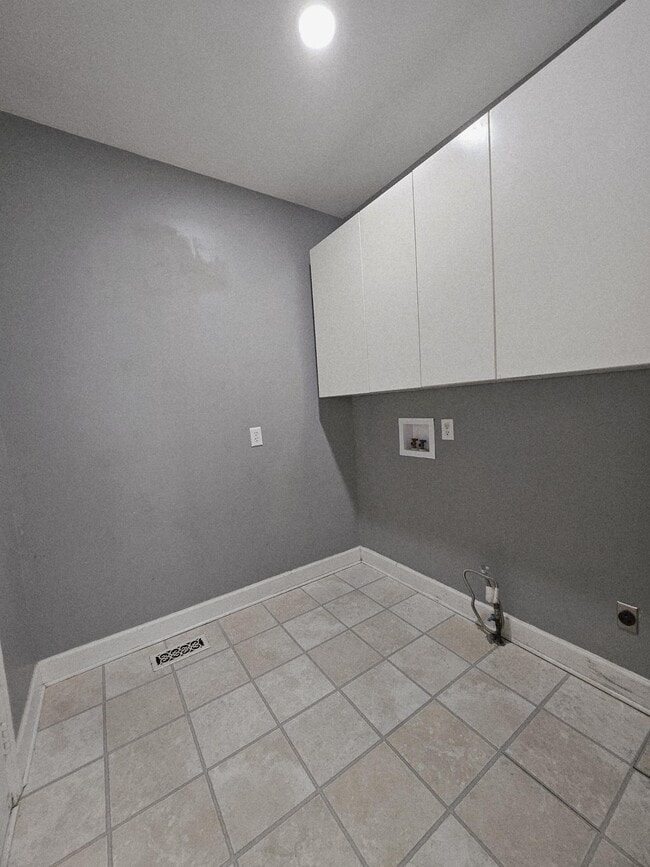 Building Photo - 208 E Bend Ct