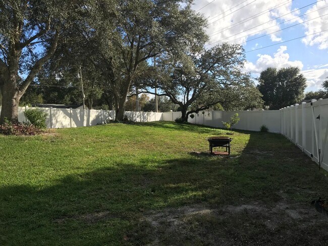 Building Photo - Beautiful 3/2 in Winding Cove with large f...