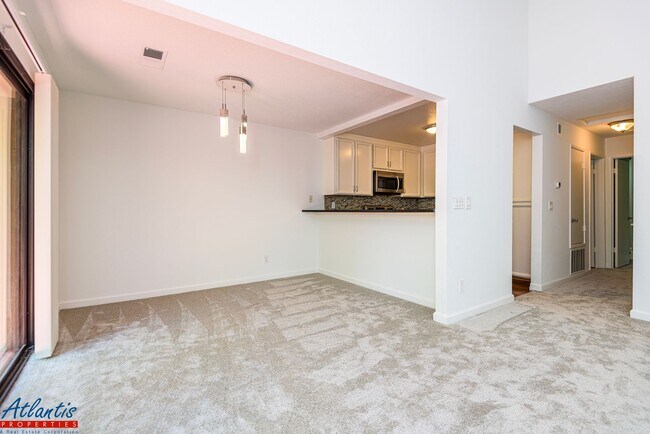 Building Photo - Beautiful Condo | Central A/C | Private Balcony