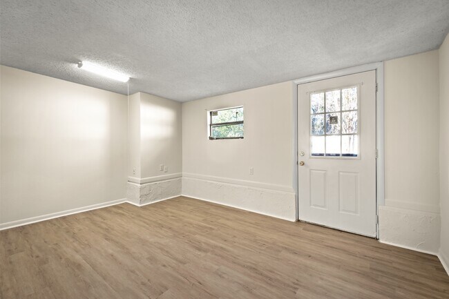 Building Photo - 3023 Lorman Dr