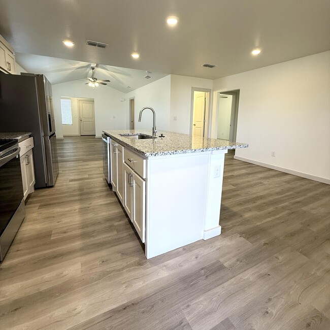 Building Photo - 7702 Elm Ave