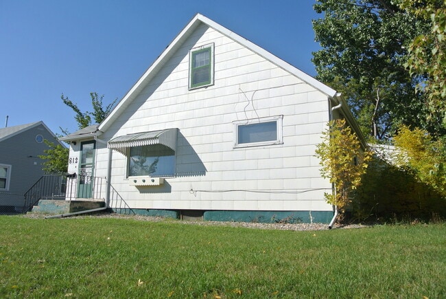 Building Photo - 4 Bedroom House!