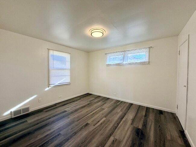 Building Photo - 308 S Division St