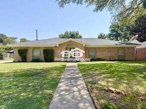 Building Photo - Spacious Corner-Lot Home with Cozy Charm a...