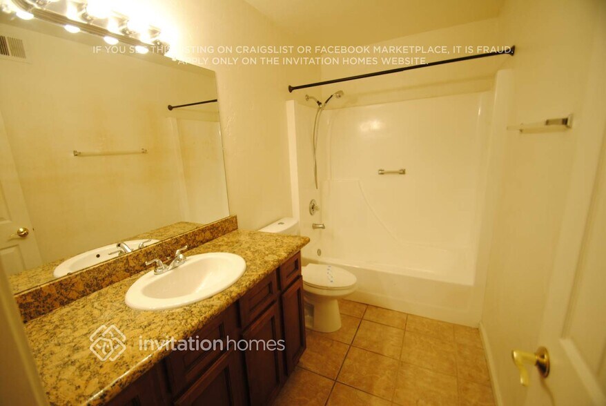 Building Photo - 2742 S Las Palmas
