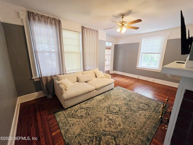 Building Photo - 146 W 6th St