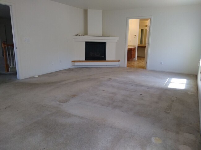 Building Photo - Massive and Expansive 5 Bedroom Green Vall...