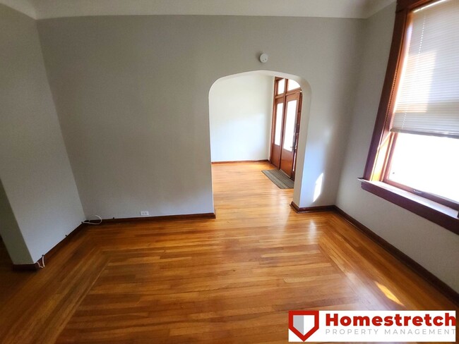 Building Photo - This wonderful home features 3 bedrooms an...