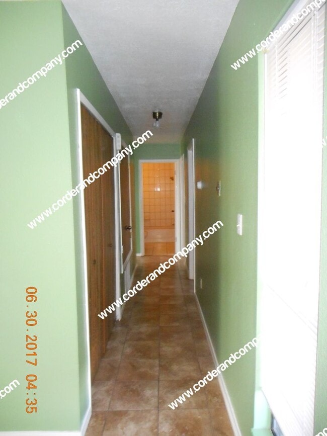Building Photo - Nice 3 Bedrooms, 1 3/4 Bathroom, 2 Car Gar...