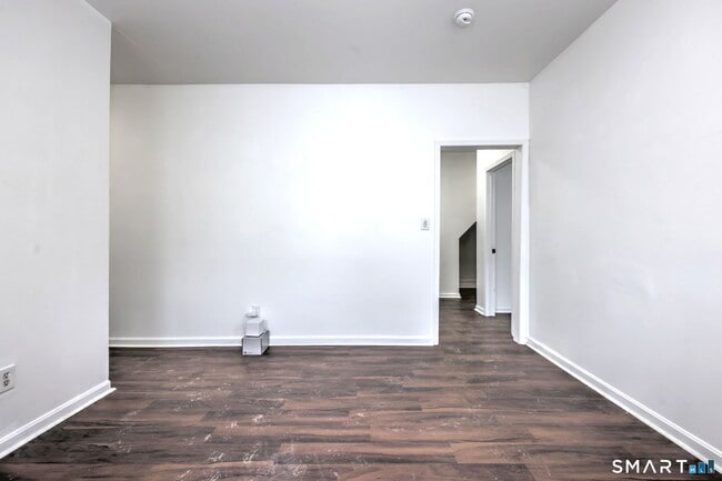 Building Photo - 483 Ferry St
