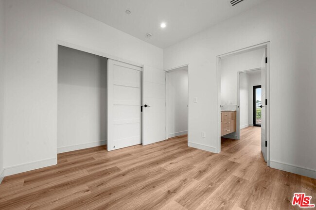 Building Photo - 1920 S Sherbourne Dr