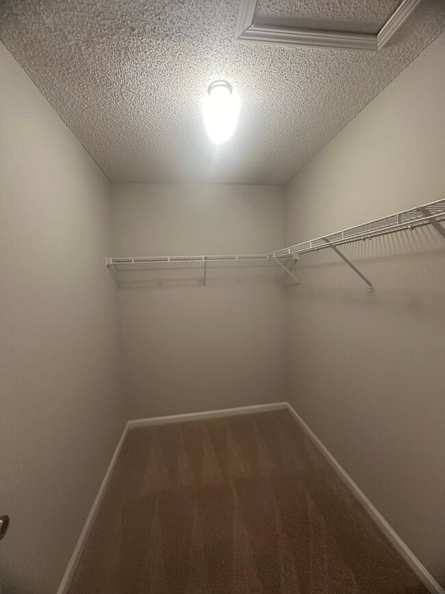 Building Photo - Foxhill Commons!!  NEW CARPET..1/2 OFF 1M RENT WITH 18M LEASE