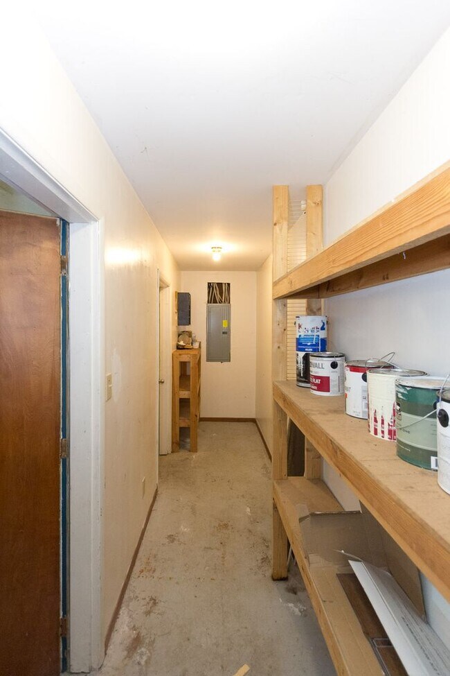 Building Photo - COMING SOON - 3 Bedroom 2 Bathroom Open Floorplan