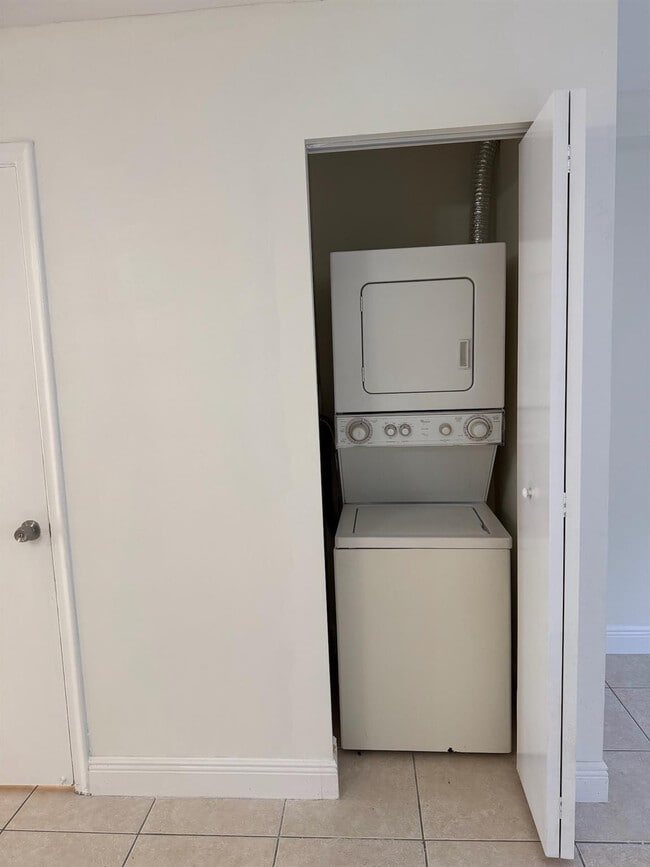 Building Photo - 3003 NW 5th Terrace