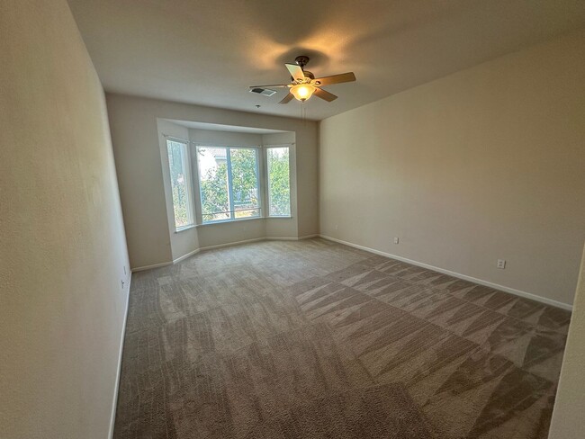 Building Photo - 2 Bed 2 Bath Plus Den In Summerset Orchard...