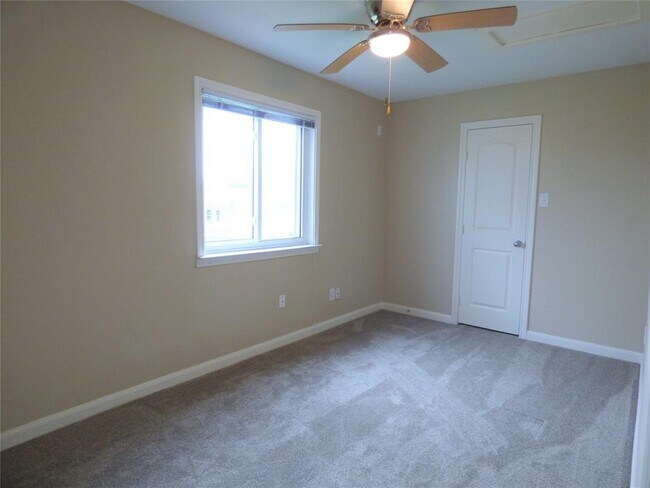 Building Photo - 1027 Short Reach Dr