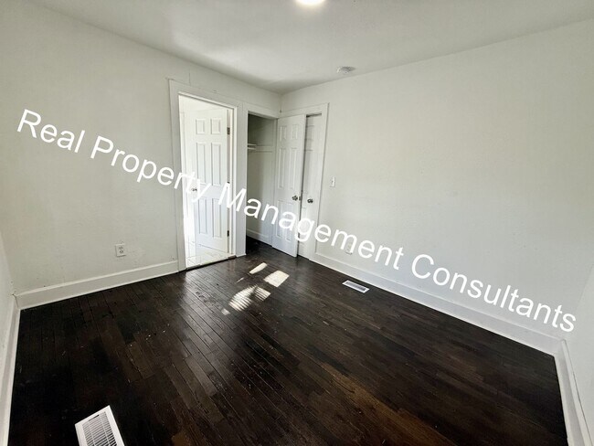 Building Photo - $500 off Frist Months Rent on Spacious 4 B...