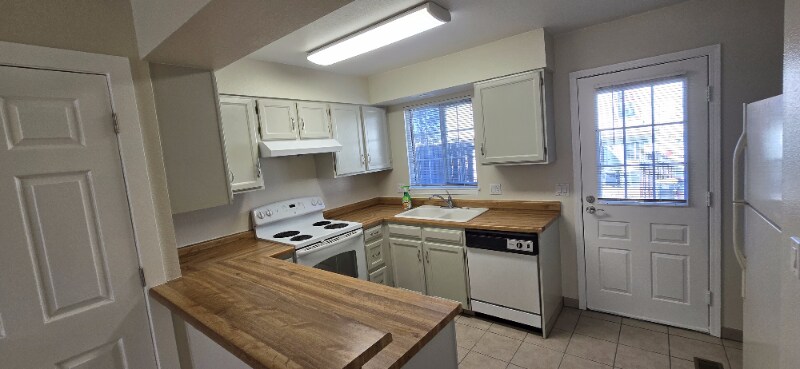 Building Photo - 9824 W Cornell Pl