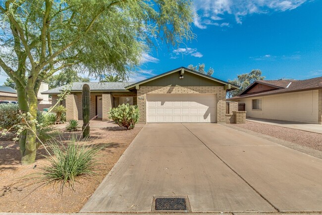 Primary Photo - 3 BEDROOM, 2 BATHROOM TEMPE HOME WITH 2 CA...