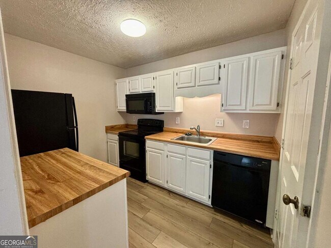 Building Photo - 3841 Woodridge Way