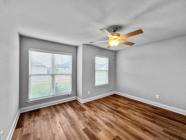 Building Photo - Cute open floor plan 3- bedroom, 2- bathro...