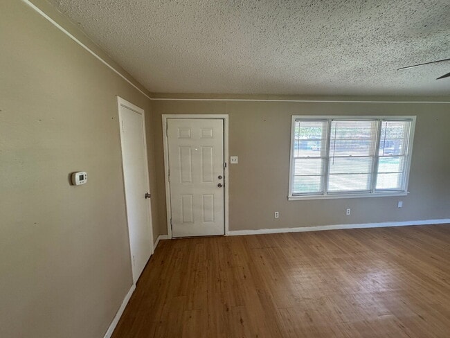 Building Photo - Charming 2 Bed 1 Bath 1 Car Garage Home