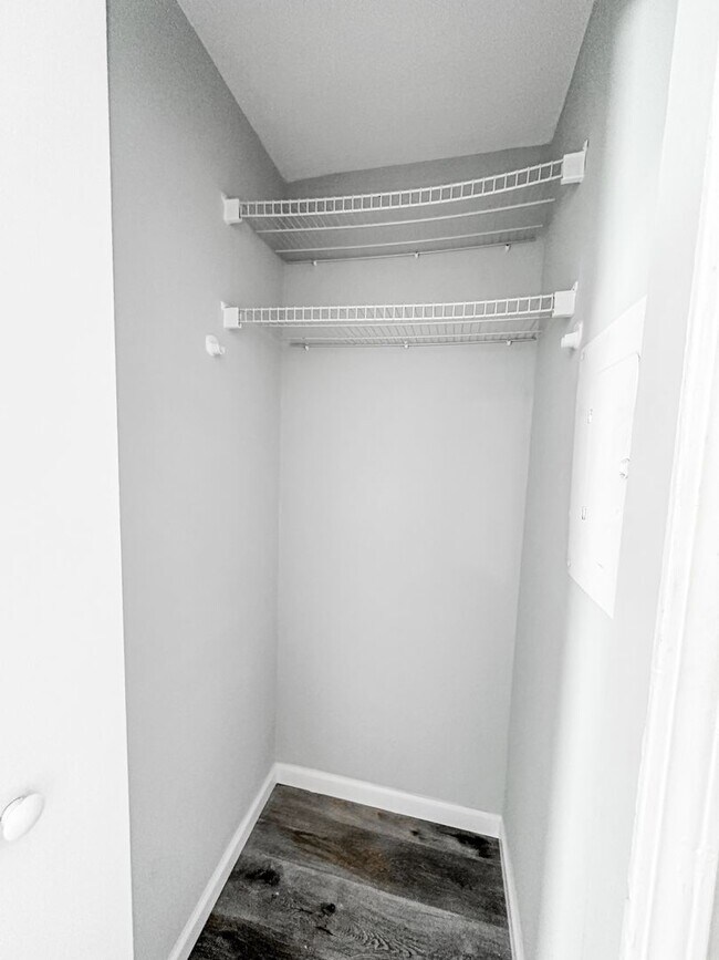 Building Photo - Renovated townhome in Great Alpharetta location