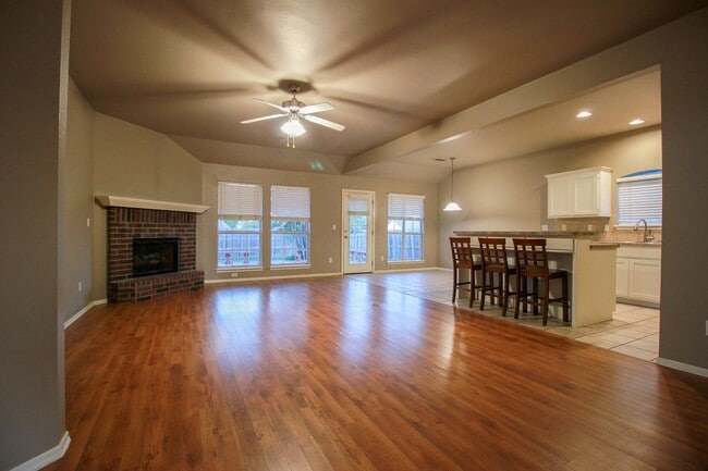 Building Photo - Darling Home In Jenks Schools!