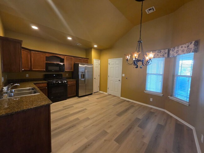 Building Photo - Beautiful home offers open floor plan with...