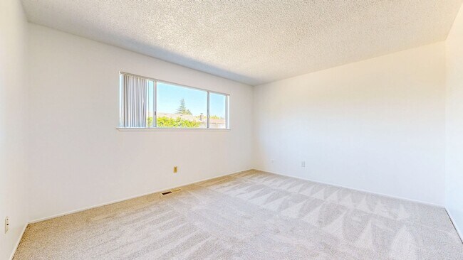 Building Photo - 4 Bedroom 2 Full Bathroom Single Family Ho...