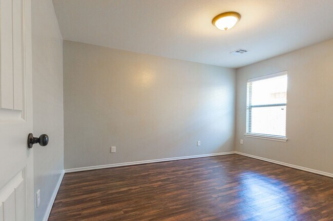 Building Photo - Lakeside Retreat - Newly Remodeled 3-Bedro...