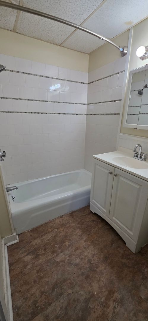 Building Photo - 72 Common St