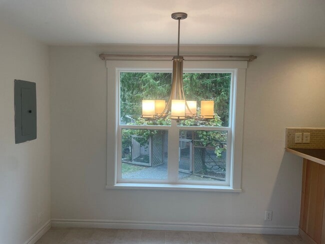 Building Photo - Nicely Maintained Clinton Home with Upgrades and Fenced Yard!