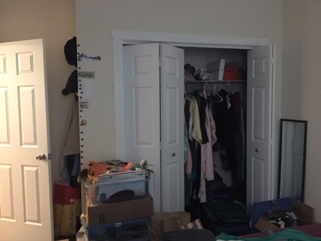 Building Photo - 3BR 1Bth unit. Heat/Hot Water included! Great location!