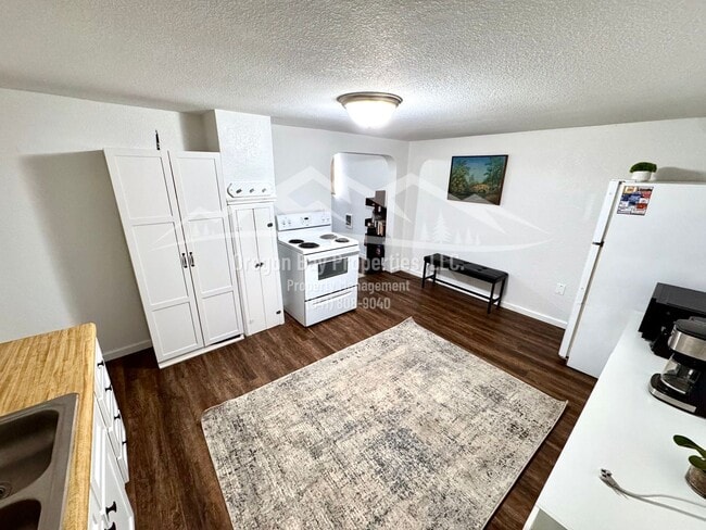 Building Photo - Bay Park Lane Duplex