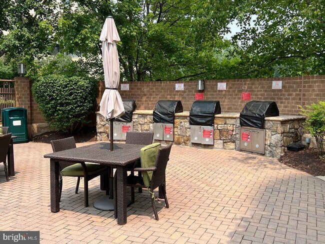 Building Photo - 10101 Grosvenor Pl