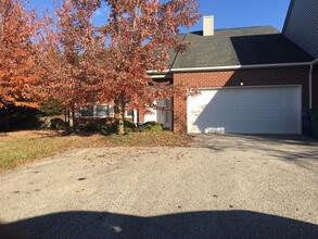 Building Photo - Oak Tree Townhome- One Level Living 3 Bed, 2 Bath Available March 1st!