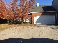 Building Photo - Oak Tree Townhome- One Level Living 3 Bed, 2 Bath Available March 1st!