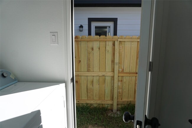 Building Photo - 9868 Arbor Oak