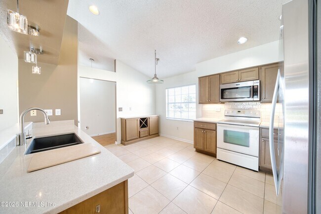 Building Photo - 5628 Loma Vista Dr W