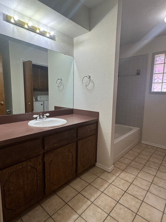 Building Photo - 3912 SW Parkridge Blvd