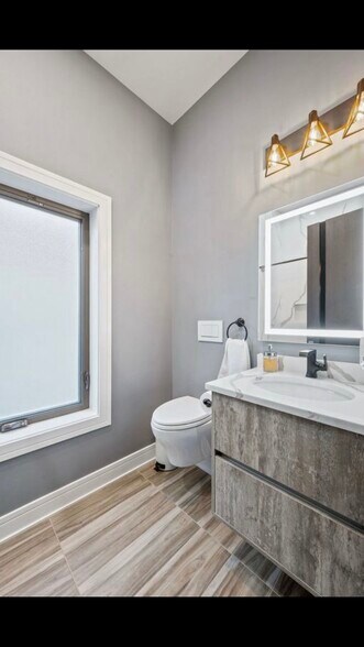 Second bath - 4133 W Hirsch St