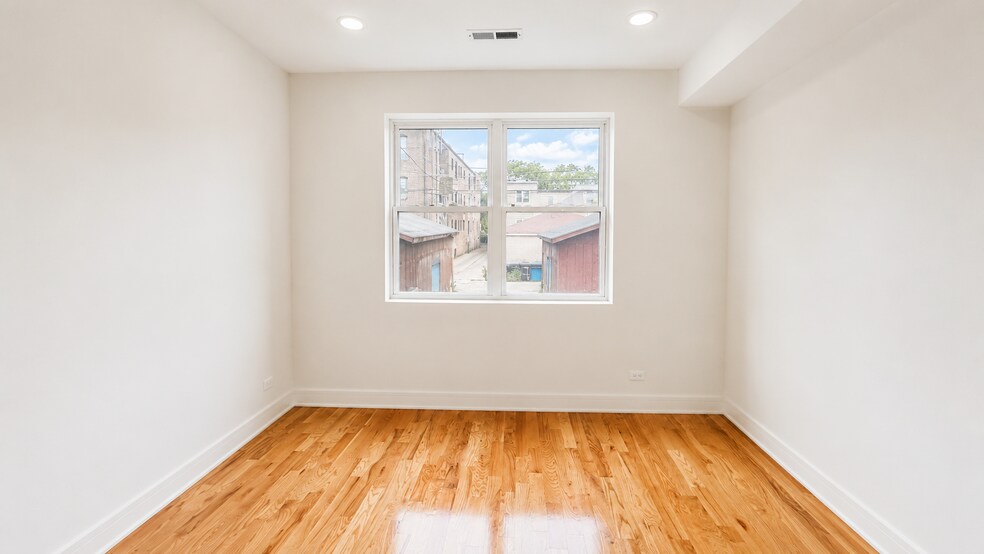 Building Photo - 3136 N Ridgeway Ave