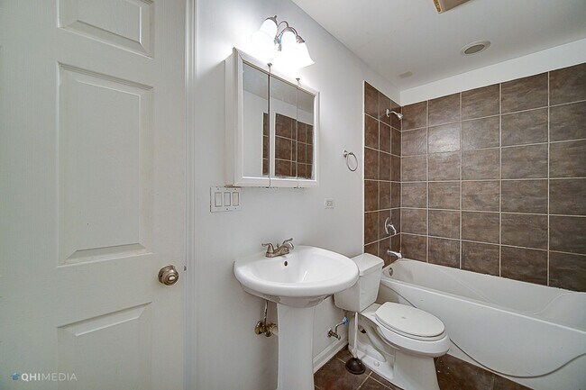 Building Photo - Amazing Woodlawn 3 Bedroom Apartment With ...