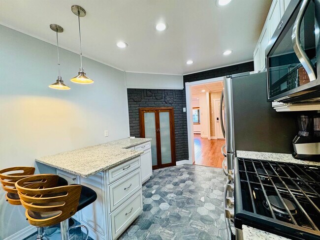 Building Photo - 16 W 51st St