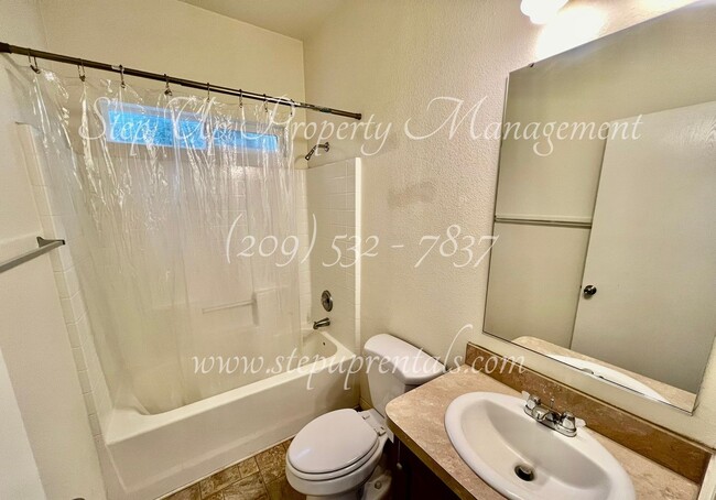 Building Photo - Charming 2 Bedroom 2 Full Bathroom Home Of...