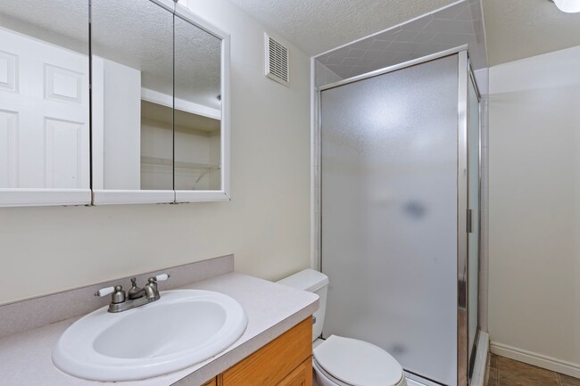 Building Photo - Remodeled 3 Bedroom 3 Bath Condo for Rent ...