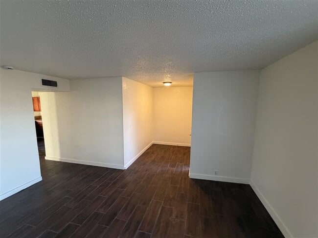 Building Photo - SPACIOUS 3/2.5 TOWN HOME