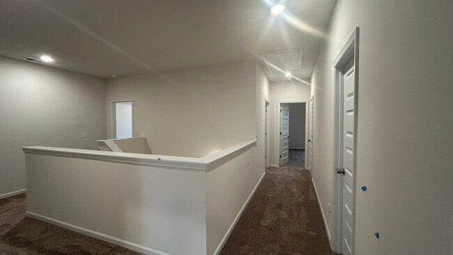 Building Photo - 415 Pointe N Dr