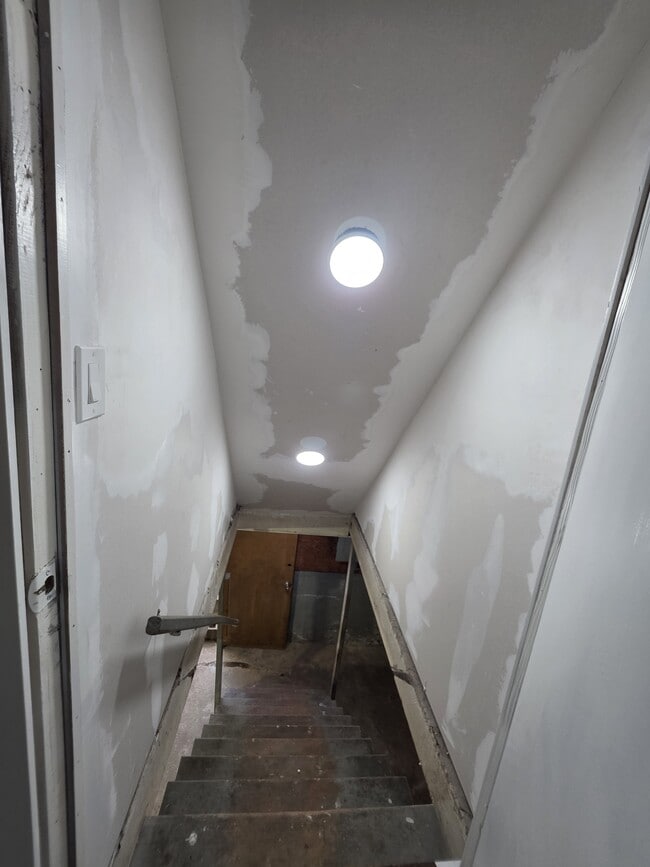 Building Photo - 1060-KE1060 15th St NE